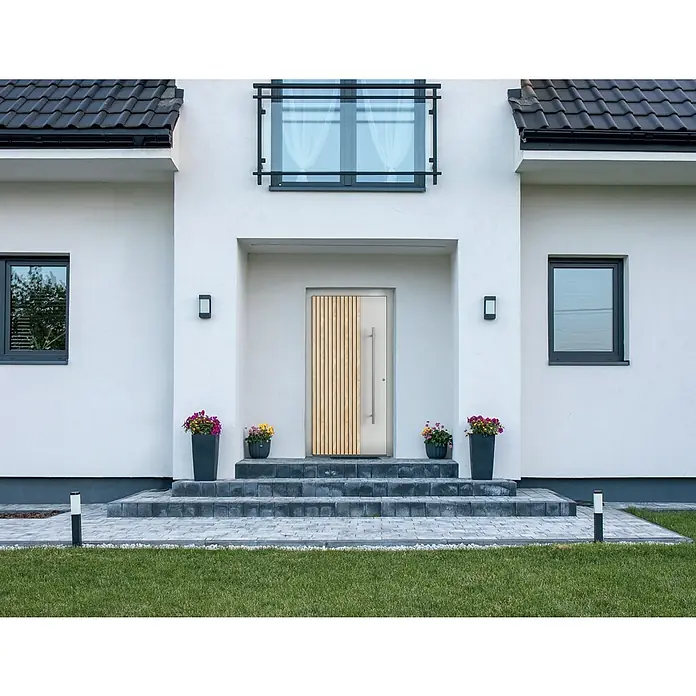 Aurelis Haustür BH 1121 - 110 x 210 cm, DIN Anschlag: Rechts, Lichtgrau/Weiß - Moderne Haustür mit vertikalen Holzpaneelen und langem Griff, eingebettet in eine stilvolle Fassade mit grauen Akzenten und gepflegtem Außenbereich.