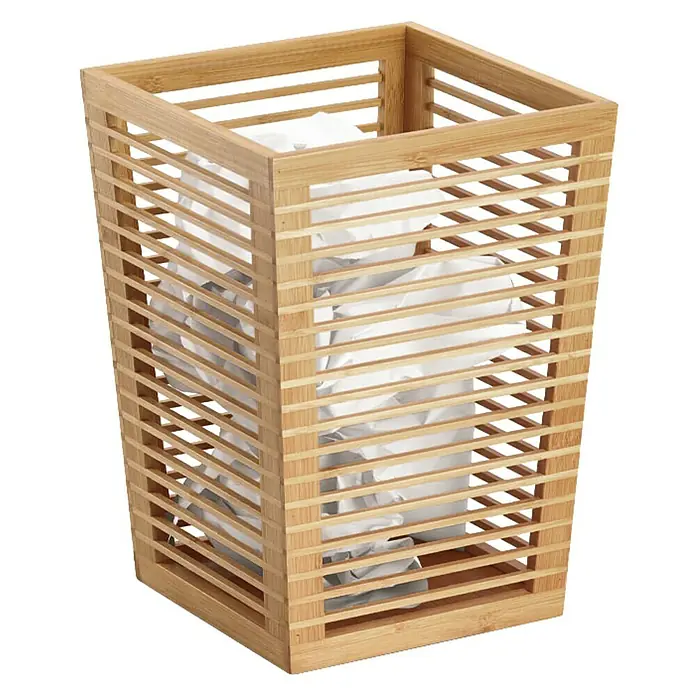 Zeller Present Papierkorb - 23,5 x 23,5 x 33 cm, Bambus, Natur - Ein quadratischer Papierkorb aus Bambusholz, gefüllt mit zerknülltem Papier, bietet eine stilvolle Abfallentsorgung.