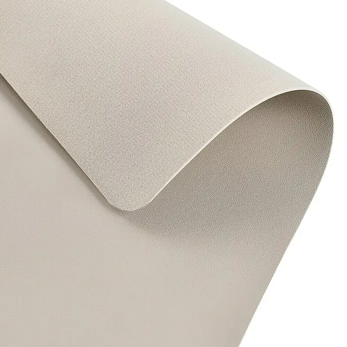 Zeller Present Unterlage Schreibtischunterlage - 70 x 40 cm, Creme, PVC - Nahaufnahme eines beigen, aufgerollten Vinylbodens, der seine Textur und Flexibilität zeigt. Ideal für moderne Bodenbeläge.