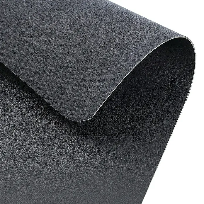 Zeller Present Unterlage Schreibtischunterlage - 70 x 40 cm, Schwarz, PVC - Nahaufnahme einer schwarzen Anti-Rutsch-Matte mit einer leicht strukturierten Oberfläche, ideal für verschiedene Anwendungen.