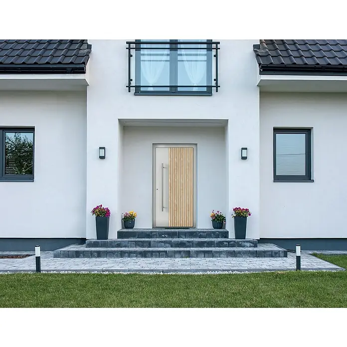 Aurelis Haustür BH 1121 - 110 x 210 cm, DIN Anschlag: Links, Lichtgrau/Weiß - Moderne Haustür mit vertikalen Holzpaneelen und stilvollem Design, eingebettet in die Fassade eines hellen Wohnhauses.