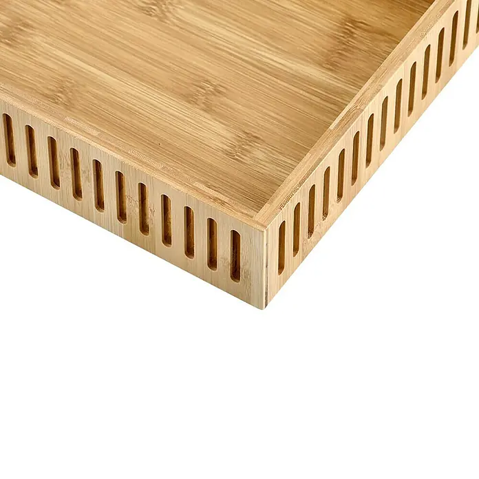Zeller Present Ablagebox - 32 x 24 x 6,5 cm, Bambus, Natur - Detailaufnahme eines hölzernen Serviertabletts mit Seitenschlitzen, das die natürliche Maserung und das Design betont. Ideal für stilvolles Servieren.