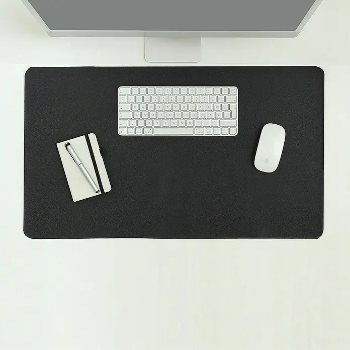 Zeller Present Unterlage Schreibtischunterlage - 70 x 40 cm, Schwarz, PVC - Schwarze Schreibtischunterlage mit einem weißen Apple Keyboard, einer Maus und einem Notizbuch mit Stift, die auf einer weißen Oberfläche platziert sind.