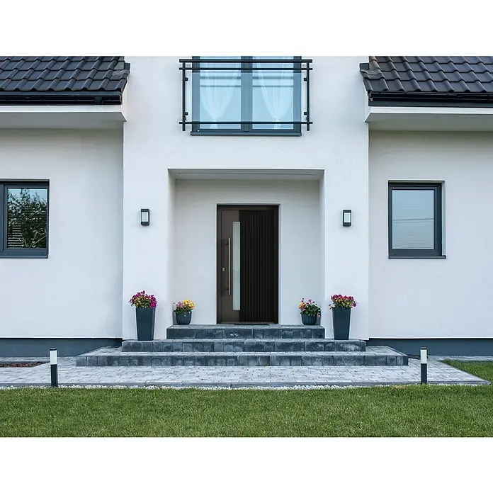 Aurelis Haustür BH 1111 - 110 x 210 cm, DIN Anschlag: Links, Silbergrau/Weiß - Nahaufnahme eines modernen Hauses mit einer stilvollen Eingangstür, umgeben von gepflegten Blumenarrangements und gepflasterten Wegen, die einladend wirken.