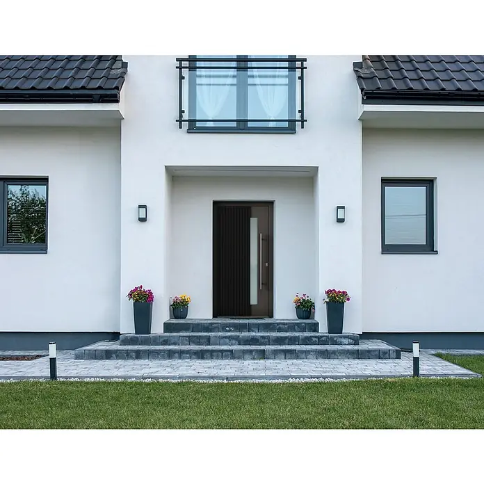 Aurelis Haustür BH 1111 - 110 x 210 cm, DIN Anschlag: Rechts, Silbergrau/Weiß - Eine moderne Haustür mit schlankem Design und minimalistischen Details, eingebettet in eine stilvolle Hausfassade.