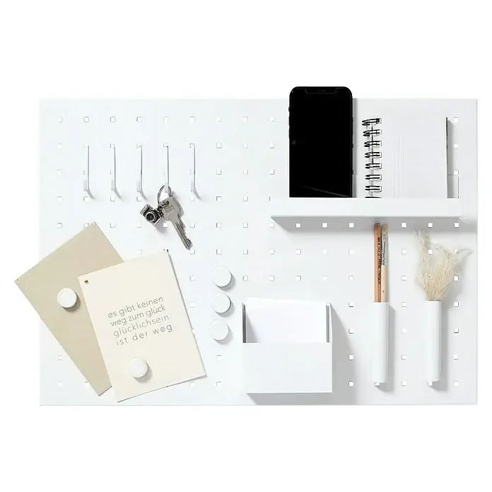 Zeller Present Memoboard mit Utensilien - 50 x 35 cm, Metall, Weiß - Eine weiße Lochwand mit verschiedenen Zubehörteilen wie Haken, Ablagen und Behältern, die zur Organisation von Gegenständen dienen.