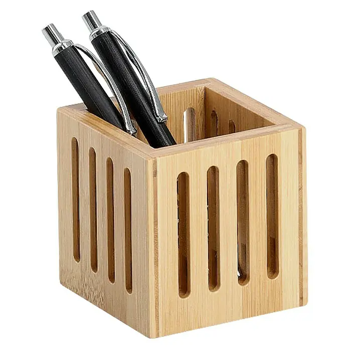 Zeller Present Schreibtisch-Organizer Stiftehalter - 8 x 8 x 8 cm, Bambus, Natur - Ein quadratischer Stifthalter aus Holz mit zwei schwarzen Stiften darin. Schreibtischaccessoire für Büro und Zuhause.