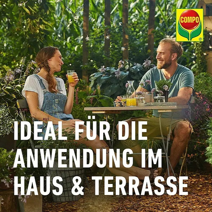 Compo Ameisenköder - 2 Stk. - Compo-Produktwerbung: Ein Paar genießt Drinks auf der Terrasse, ideal für den Einsatz im Haus und auf der Terrasse.
