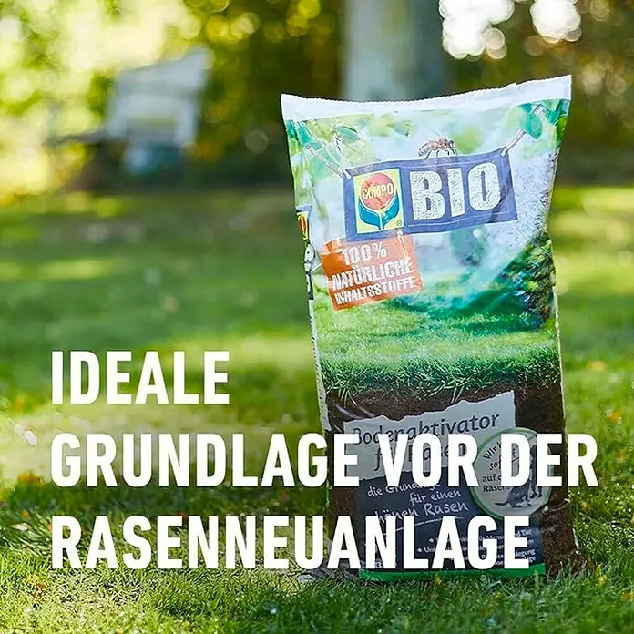 Compo Bodenaktivator Für Rasen - 10 kg, Max. Anwendungsfläche: 133 m² - Ein Sack COMPO BIO Bodenaktivator, die ideale Grundlage für die Rasenneuanlage, steht auf einer grünen Rasenfläche.