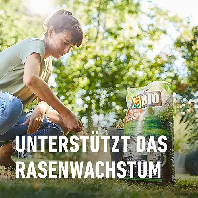 Compo Bodenaktivator Für Rasen - 10 kg, Max. Anwendungsfläche: 133 m² - Frau gießt BIO Rasendünger auf den Rasen. BIO Rasendünger unterstützt das Rasenwachstum für einen grünen und gesunden Rasen.