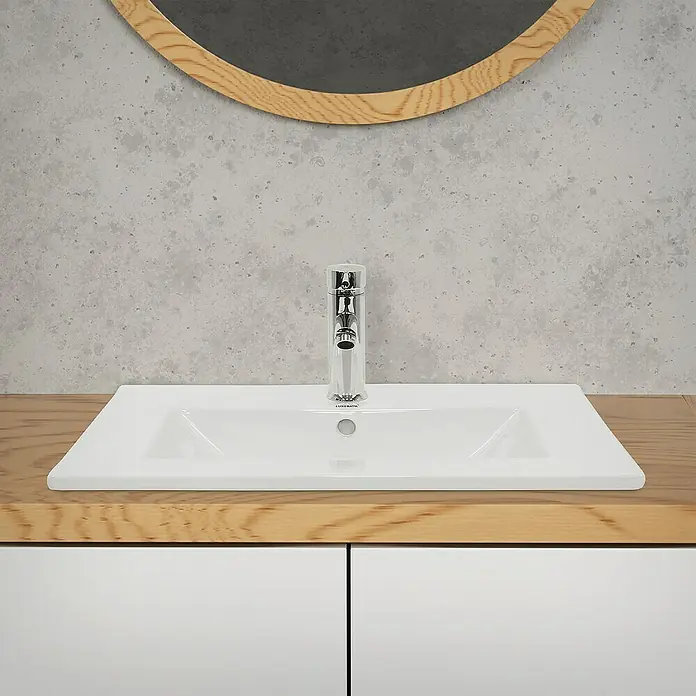 LuxeBath Einbauwaschbecken 610x465x175 mm mit Chrom Ablaufgarnitur - Mit Überlauf, Weiß - Ansicht eines weißen Waschbeckens mit Armatur. Das schlichte Design passt gut zu modernen Badezimmern.