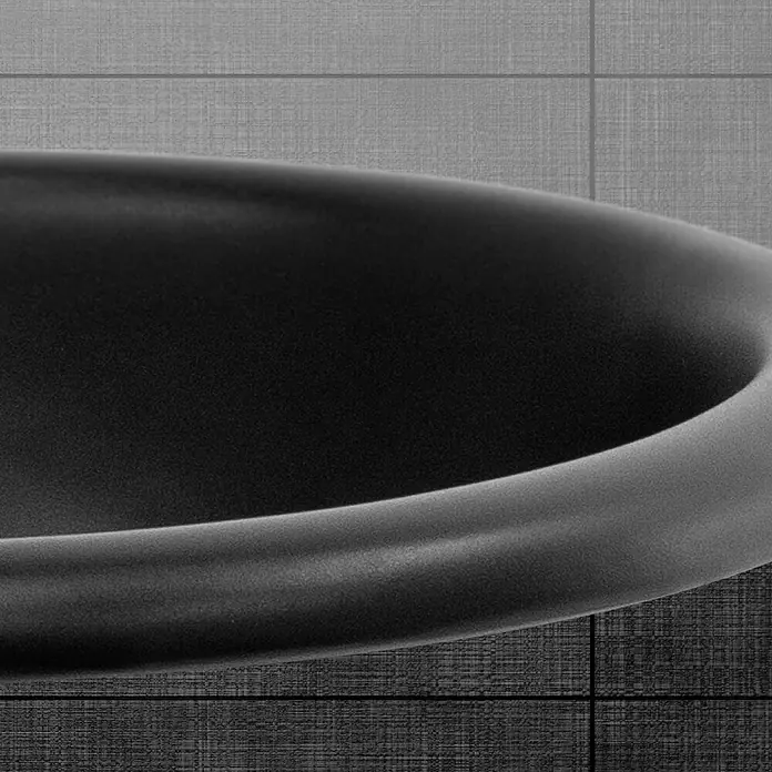 LuxeBath Einbauwaschbecken Waschtisch Aufsatzwaschbecken aus Keramik für Badezimmer / Gäste-WC - 48,5 x 57 cm, Mit Überlauf, Schwarz - Eine Nahaufnahme eines schwarzen Waschbeckens vor einer grauen Fliesenwand. Das Waschbecken dominiert das Bild.