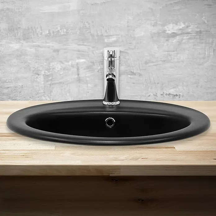 LuxeBath Einbauwaschbecken Waschtisch Aufsatzwaschbecken aus Keramik für Badezimmer / Gäste-WC - 48,5 x 57 cm, Mit Überlauf, Schwarz - Elegantes schwarzes Waschbecken mit modernem Chromhahn auf einer hellen Holzoberfläche vor einem grauen Hintergrund. Stilvolle Badgestaltung.