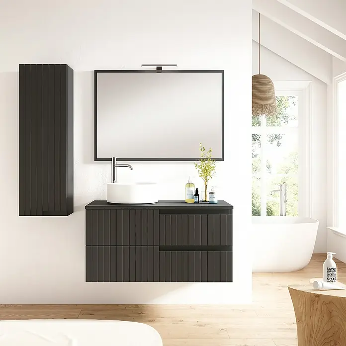 Armario colgante de baño Claire - L x An x Al: 25 x 35 x 110 cm, Antracita - Mueble de baño con armario y espejo. El diseño de madera oscura añade un toque moderno a la estancia.