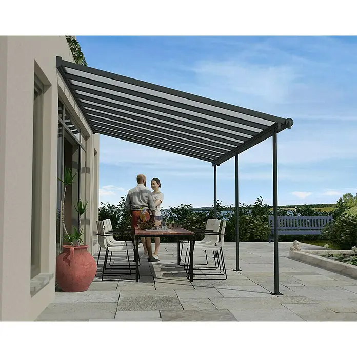 Palram – Canopia Terrassenüberdachung Sierra - B x T: 555 x 299 cm, Anthrazitgrau, Polycarbonat, Klar - Bild einer modernen Terrassenüberdachung mit einem Paar, das darunter steht. Die Überdachung bietet Schatten und Schutz vor den Elementen.