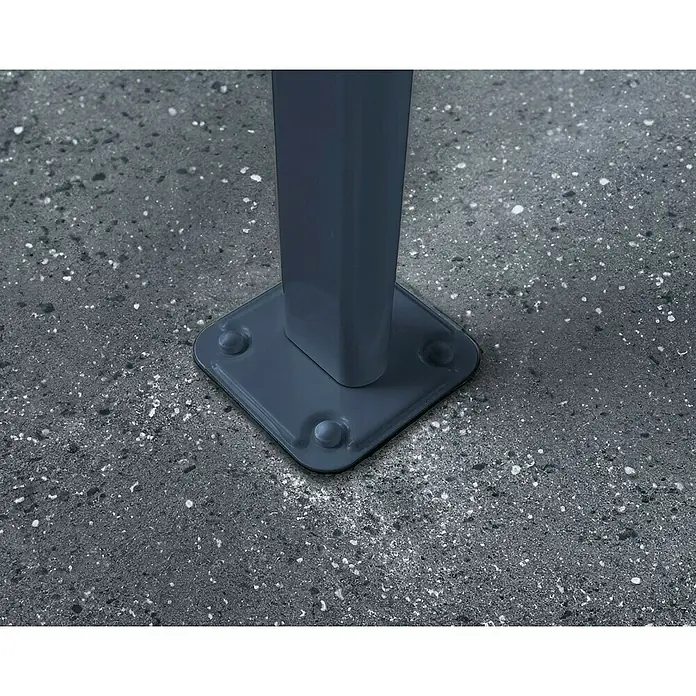 Palram – Canopia Terrassenüberdachung Sierra - B x T: 555 x 299 cm, Anthrazitgrau, Polycarbonat, Klar - Nahaufnahme des Stahlpfostenfußes, der mit vier Bolzen am grauen Betonboden befestigt ist, robust und langlebig.