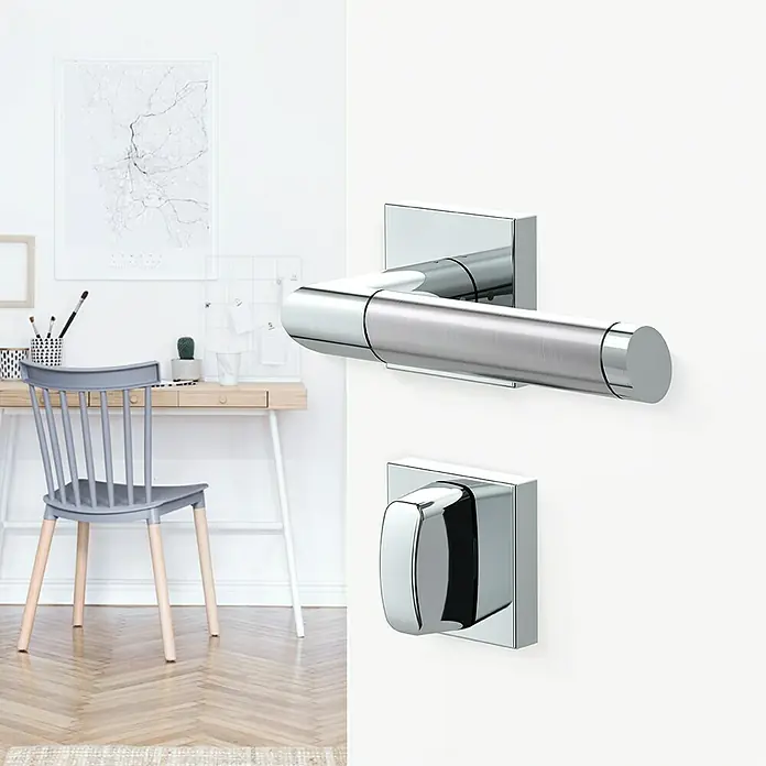 Diamond Doors Creative Drückergarnitur WC Georgia - Stärke Tür: 38 mm - 45 mm, Edelstahl, L-Form, Schlitzkopf/Olive - Diese Nahaufnahme zeigt eine elegante Türgarnitur mit einem polierten, rechteckigen Design, das eine moderne Ästhetik vermittelt und perfekt in ein stilvolles Interieur passt.