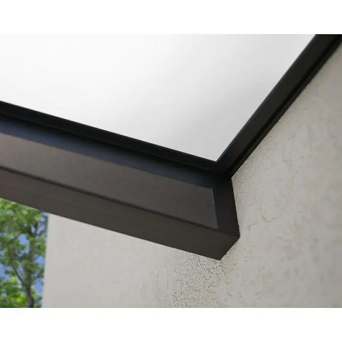 Palram – Canopia Pultvordach Sophia - 215 x 95 x 17 cm, Anthrazitgrau, Farbe Dach: Opal - Nahaufnahme einer Terrassenüberdachung mit braunem Rahmen und weißer Decke, die an einer strukturierten Wand befestigt ist.