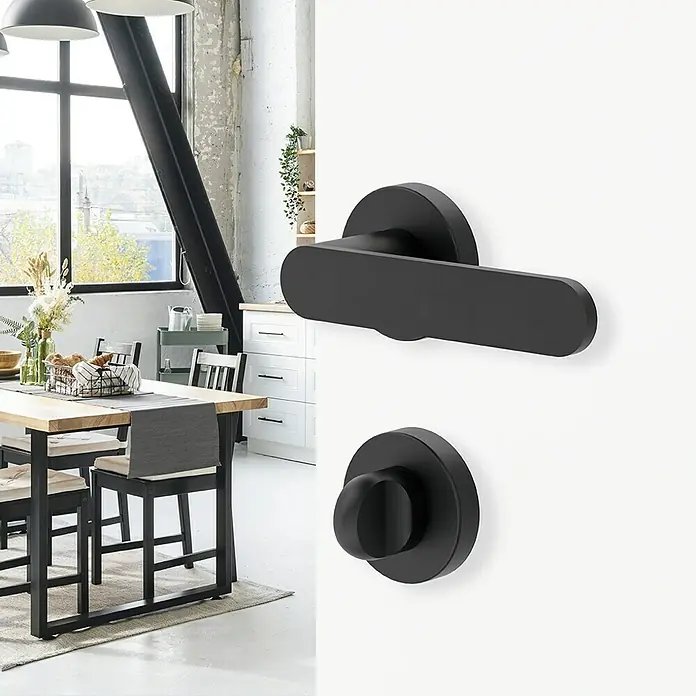 Diamond Doors Black Edition Drückergarnitur Vancouver - Stärke Tür: 38 mm - 45 mm, Schwarz, Schlitzkopf/Olive - Nahaufnahme einer mattschwarzen Türklinke und eines Drehverschlusses, die sich durch ihr schlankes, modernes Design auszeichnen.