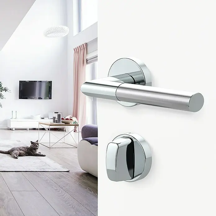Diamond Doors Creative Drückergarnitur WC Dallas - Stärke Tür: 40 mm - 45 mm, Edelstahl, L-Form, Schlitzkopf/Olive - Nahaufnahme einer modernen Türklinke aus Chrom, die durch ihr schlichtes und elegantes Design besticht. Perfekt für moderne Wohnräume.
