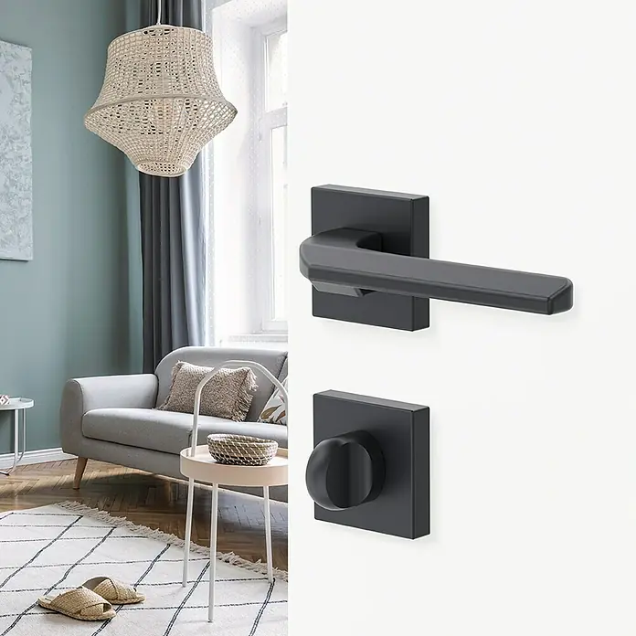 Diamond Doors Black Edition Zimmertürgarnitur WC Bellevue - Stärke Tür: 40 mm - 45 mm, Anthrazit, Schlitzkopf/Olive - Nahaufnahme einer modernen, mattschwarzen Türklinke mit quadratischer Rosette, die ein elegantes Design und hochwertige Verarbeitung zeigt.