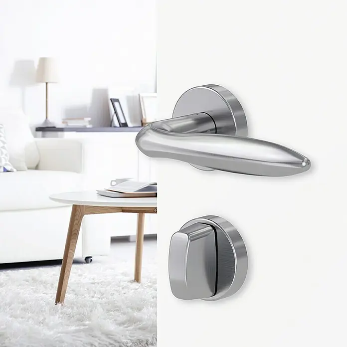 Diamond Doors Modern Drückergarnitur WC Fun - Edelstahl, L-Form, Stärke Tür: 40 mm - 45 mm, Schlitzkopf/Olive - Elegantes Türdrücker-Set in Silber. Das moderne Design umfasst einen Griff und ein passendes Schloss, perfekt für stilvolle Inneneinrichtungen.