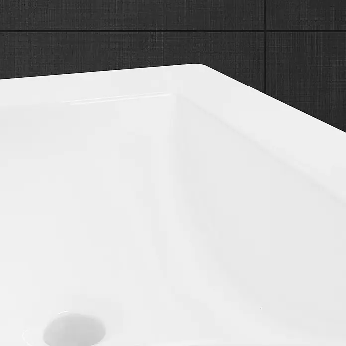 LuxeBath Einbauwaschbecken Waschschale Eckig 610x465x175 mm Weiß Spülbecken Aufsatzwaschtisch - Mit Überlauf, Weiß - Detailaufnahme eines strahlend weißen Waschbeckens vor dunkler Wand, das moderne Design und die saubere Linienführung betont.