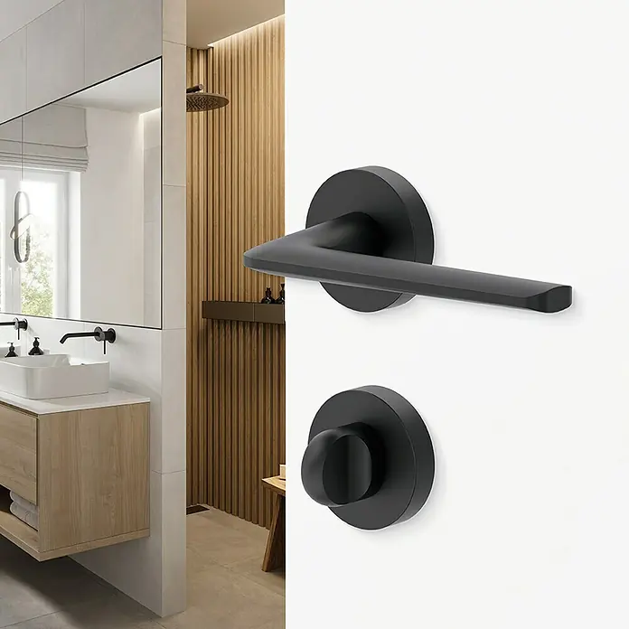 Diamond Doors Black Edition Drückergarnitur WC Roswell - Stärke Tür: 38 mm - 45 mm, Sonstiges, Schwarz, Schlitzkopf/Olive - Schwarzer Türgriff und Drehknopf vor einem stilvollen Badezimmer. Elegantes Design für moderne Innenräume.