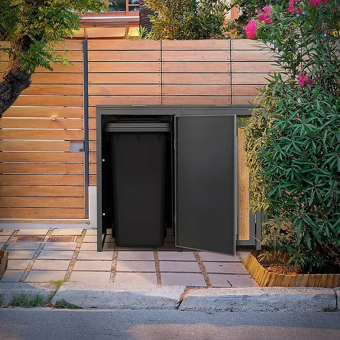 ML-Design Mülltonnenbox Mülltonnencontainer mit Klappdeckel/Tür für 3 Tonne 120 oder 240 Liter - 80 x 80 cm, Stahl, Eiche hell, Geeignet für Anzahl Mülltonnen: 3 Stk. - Stilvolle Mülltonnenbox mit einer geöffneten Tür, die eine schwarze Mülltonne zeigt. Die Box fügt sich nahtlos in den Außenbereich ein.