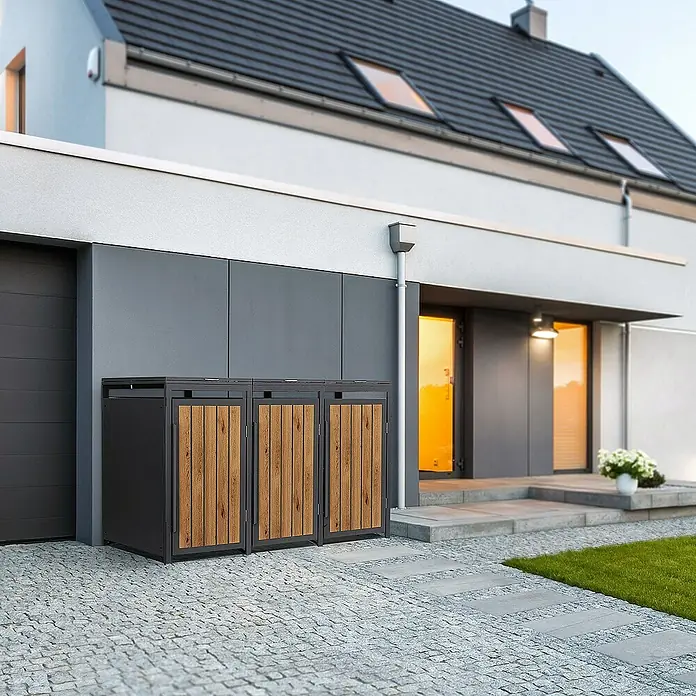 ML-Design Mülltonnenbox Mülltonnencontainer mit Klappdeckel/Tür für 3 Tonne 120 oder 240 Liter - 80 x 80 cm, Stahl, Eiche hell, Geeignet für Anzahl Mülltonnen: 3 Stk. - Drei moderne Mülltonnenboxen aus anthrazitfarbenem Metall mit Holzverkleidung vor einem modernen Haus.