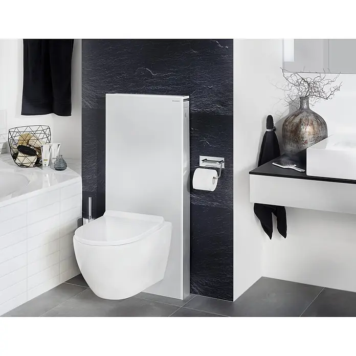Geberit Sanitärmodul für Wand-WC Monolith - 131.031.SI.5 - 2-Mengen-Spülung, 10,6 x 50,5 x 114 cm, Weiß - Das Bild zeigt eine moderne, wandhängende Toilette in einem eleganten Badezimmer. Das Design ist minimalistisch und die Farbgebung ist in Weiß und Schwarz gehalten.