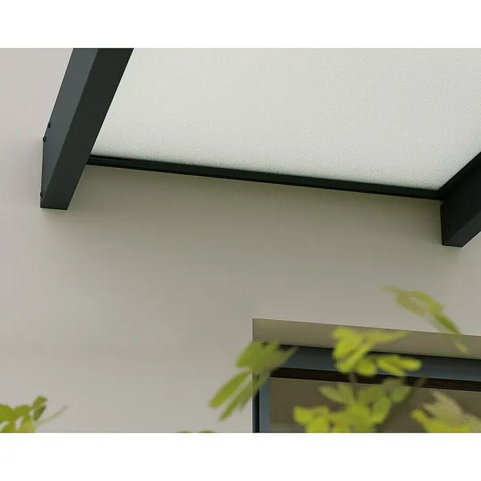 Palram – Canopia Pultvordach Sophia XL - 750 x 140 x 17 cm, Anthrazitgrau, Farbe Dach: Opal - Nahaufnahme einer modernen Terrassenüberdachung mit grauen Trägern und milchig-weißer Abdeckung, die Schatten spendet.
