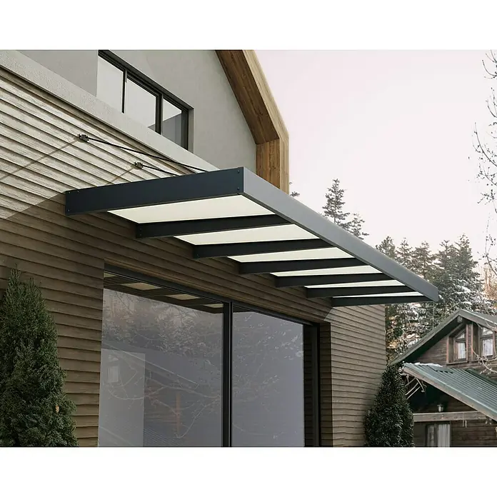 Palram – Canopia Pultvordach Sophia XL - 565 x 140 x 17 cm, Anthrazitgrau, Farbe Dach: Opal - Moderne Terrassenüberdachung mit LED-Beleuchtung an einem Haus mit Holzverkleidung für stilvollen Komfort im Freien.