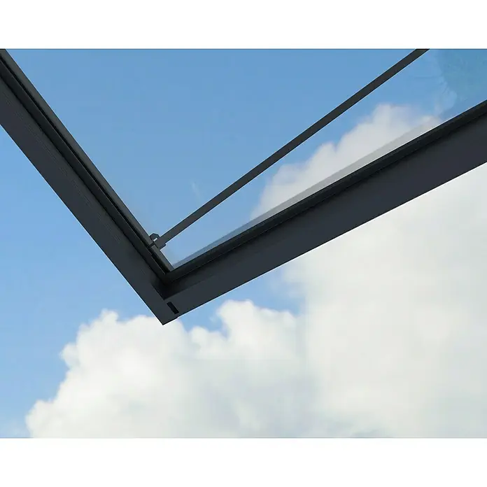 Palram – Canopia Pultvordach Sophia XL - 472 x 140 x 17 cm, Anthrazitgrau, Farbe Dach: Klar - Nahaufnahme eines Dachfensters mit Blick auf einen blauen Himmel mit weißen Wolken. Das Fenster hat einen grauen Rahmen.