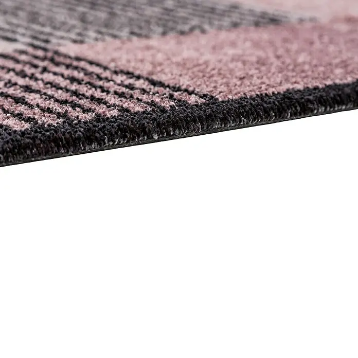 Fußmatte Manhatten - Geomix Kastanie/Rose, 100 x 67 cm, 100 % Polyamid - Nahaufnahme eines Teppichs mit Streifenmuster in Rosa- und Schwarztönen, der auf einer dunklen Oberfläche liegt.