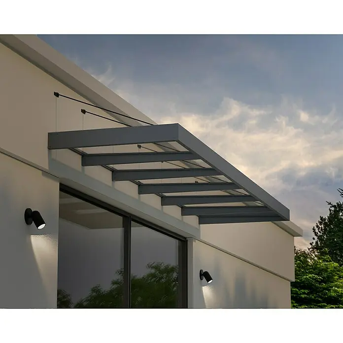 Palram – Canopia Pultvordach Sophia XL - 565 x 140 x 17 cm, Anthrazitgrau, Farbe Dach: Klar - Moderne Glasüberdachung mit grauen Stahlträgern und minimalistischen Wandleuchten an einer Hausfassade. Schützt Eingangsbereiche stilvoll.