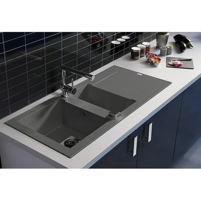 Carea Einbauspüle Dukkah - 105 x 50 cm, Betongrau, Material Spüle: CAREAgranit® - Eine moderne Küchenspüle aus Granit mit Abtropffläche und einem eleganten Wasserhahn, ideal für jede Küche.