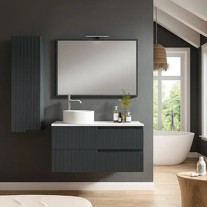 Mueble bajo de lavabo Claire - An x Pr x Al: 100 x 45 x 50 cm, Antracita, 1 seno, sobreponer, salida izquierda - Interior de baño moderno con un elegante mueble de lavabo antracita, un gran espejo y una bañera exenta para un ambiente lujoso.