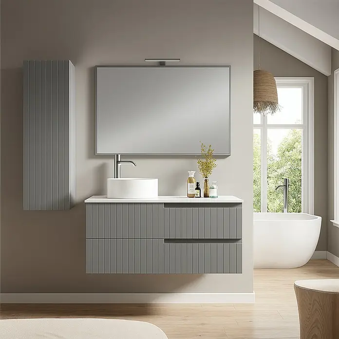 Mueble bajo de lavabo Claire - An x Pr x Al: 100 x 45 x 50 cm, Gris, 1 seno, sobreponer, salida izquierda - Interior de baño moderno con mueble de lavabo gris, lavabo sobre encimera y espejo grande. Perfecto para baños elegantes.