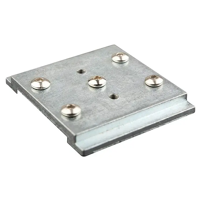 Verbinder - Für 5-Lauf Aluminiumschienen, 1 Stk. - Nahaufnahme einer quadratischen Metallplatte mit Schrauben und einer weißen Schicht, die für industrielle Anwendungen geeignet ist.