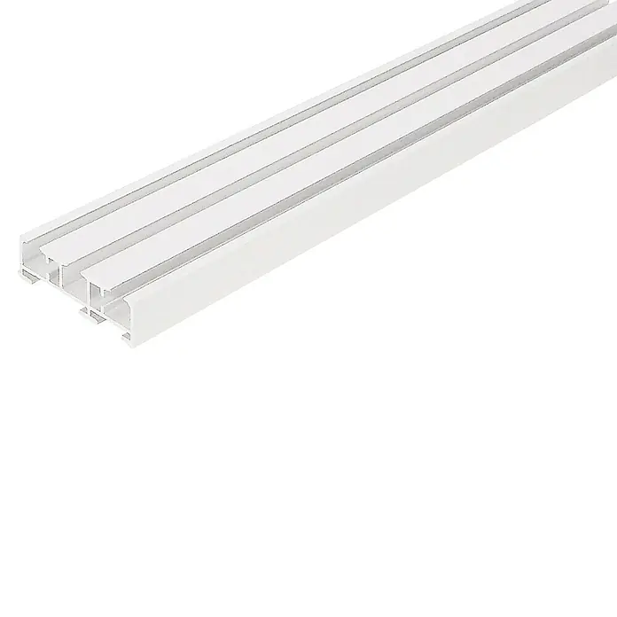 Schiene für Akustikpaneele - Weiß, 160 cm - 3-läufig - Nahaufnahme eines weißen Vorhangschienenprofils mit mehreren parallelen Schienen. Ideal für Gardinen und Vorhänge, bietet flexible Aufhängungsmöglichkeiten.