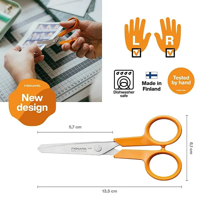Fiskars Schere Classic - Länge: 13 cm, Orange - Ein Bild von einer orangefarbenen Fiskars-Schere, die für Links- und Rechtshänder geeignet ist, mit Maßangaben und Logos.