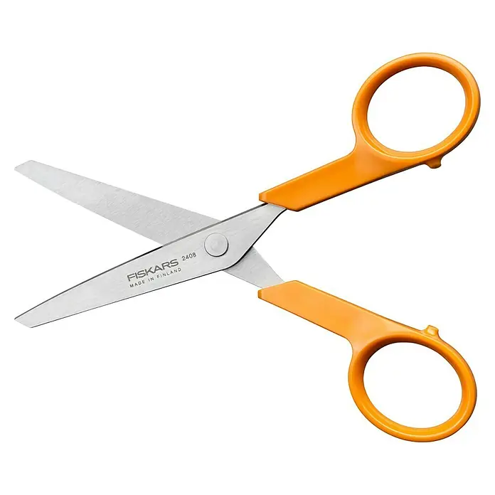Fiskars Schere Classic - Länge: 13 cm, Orange - Nahaufnahme einer offenen Zickzackschere von Fiskars mit orangenen Griffen und rostfreien Klingen vor schwarzem Hintergrund.
