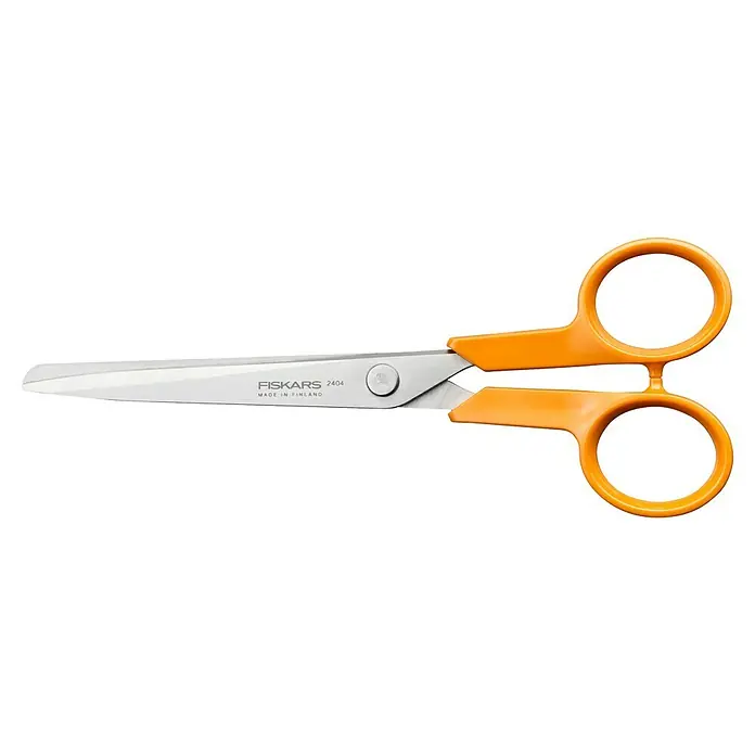 Fiskars Universalschere Classic - Länge: 16 cm, Orange - Eine Nahaufnahme einer Fiskars 2404 Schere, hergestellt in Finnland, mit orangefarbenen Griffen und silbernen Klingen, ideal für Bastelarbeiten.