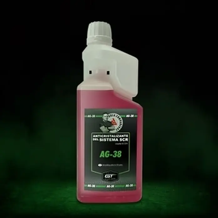 GT Automoción Aditivo para diésel anticristalizante AG-38 - 1.000 ml - Primer plano de una botella de GT Anticristalizante AG-38 anticristalizador de sistemas SCR con líquido rojo sobre un fondo oscuro.