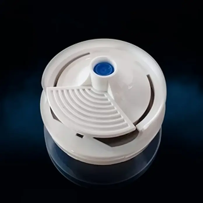 GT Automoción Purificador de aire AG-10 - Incoloro, 100 ml - Una vista detallada de un gadget de cocina blanco con un botón azul, posiblemente una picadora versátil.