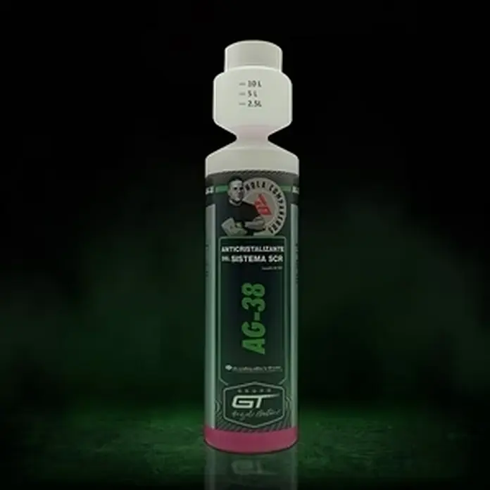 GT Automoción Aditivo para diésel anticristalizante AG-38 - 250 ml - Imagen del producto de una botella de "AG-38", un agente anticristalizante para sistemas SCR con dosificador.