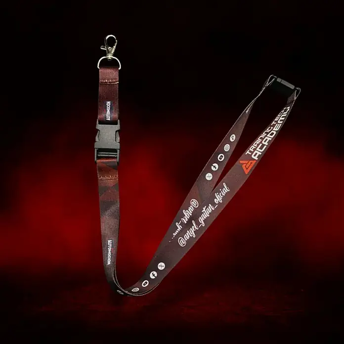 GT Automoción Limpiador concentrado Pack CEO - 1.000 ml, 3 pzs. - Imagen de producto de un lanyard con logotipos y nombres de redes sociales sobre un fondo rojo oscuro.