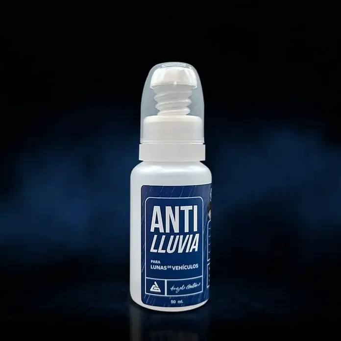 GT Automoción Antilluvia - 50 ml - La imagen muestra una botella de repelente de lluvia "Anti Lluvia" para cristales de coches, sobre un fondo oscuro con iluminación azul.