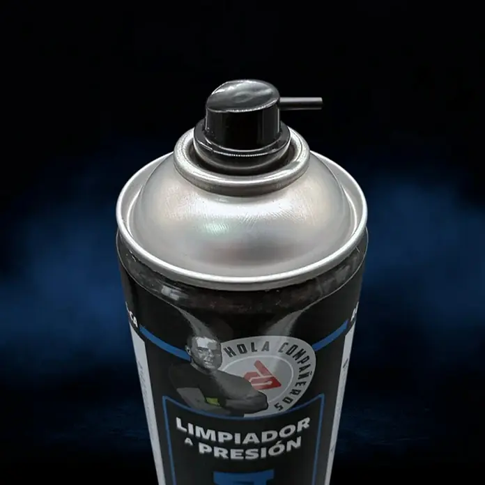 GT Automoción Limpiador en aerosol AG-CA - 500 ml - Primer plano de un aerosol etiquetado como "LIMPIADOR A PRESIÓN", ideal para limpieza a presión.